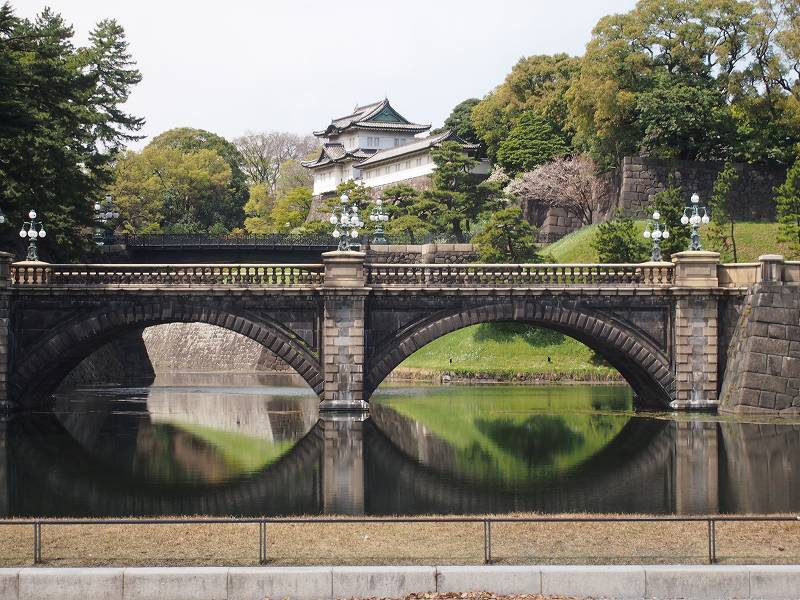 皇居正門前に架かる石橋です。
