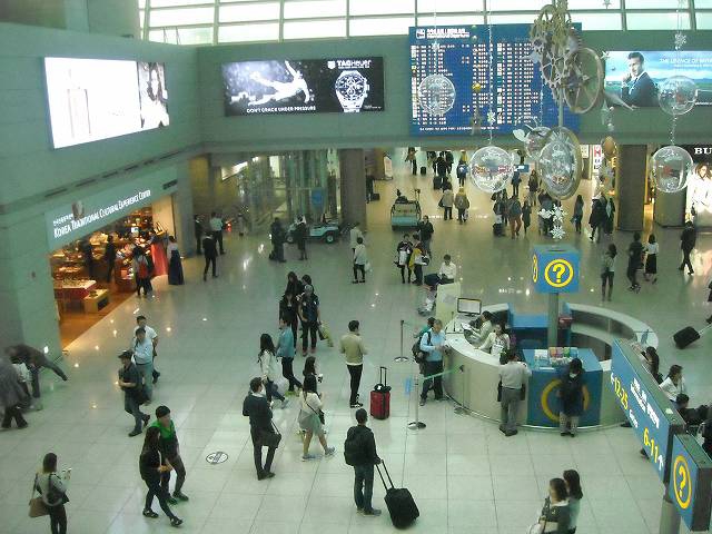 写真右側に写っているのは案内所。空港内やソウル市内の無料マップも置かれている（※日本語版あり）