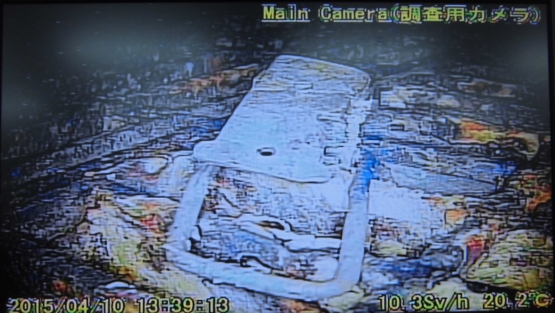 アクセスルート上落下物(1) ※カメラでモニタを撮影した静止画 撮影日：2015年4月10日 提供：国際廃炉研究開発機構