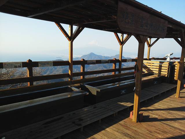 富士山を見ながら入ることのできる足湯