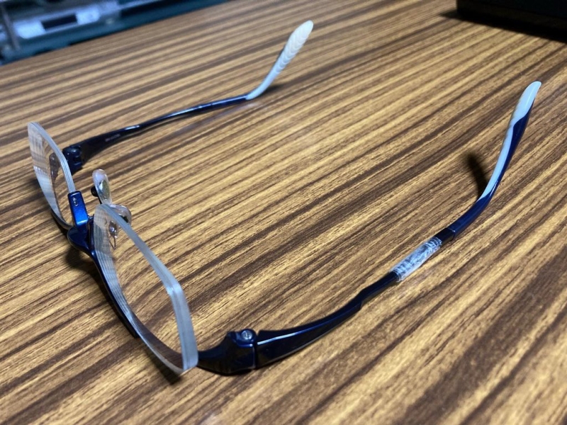 折れたところをセロテープで応急処置。新しいメガネが来たら、こちらは「クルマ用の置きメガネ」として第二のメガネ生をスタートします。