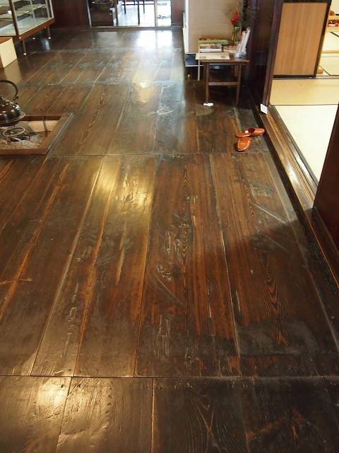床板に使用されている木材は幅の広い良材が使われている