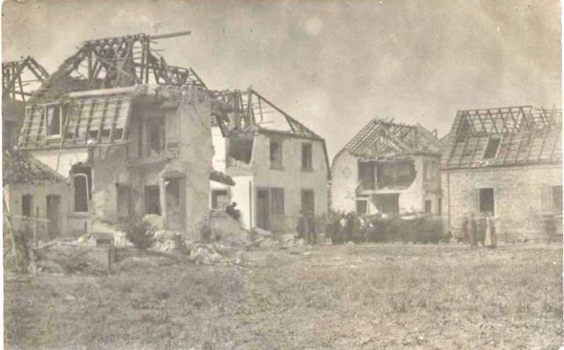 破壊された工場近隣の住宅 Source:Martin Leick (1855-1926) eigener Scan von eigener alter Fotografie (1921)
