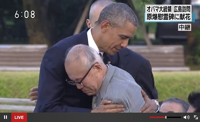 スピーチの後、森重昭さん（彼自身被爆者で被爆した米兵捕虜の研究をしている）と肩を抱き合うオバマ大統領；NHKの番組からキャプチャ