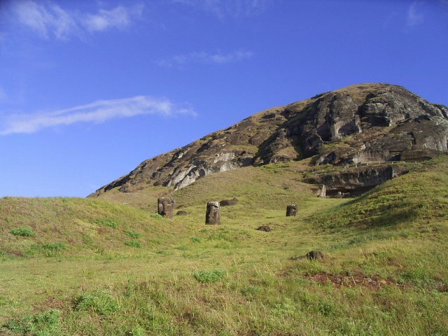モアイの石切り場と言われる「ラノララク」の岩山