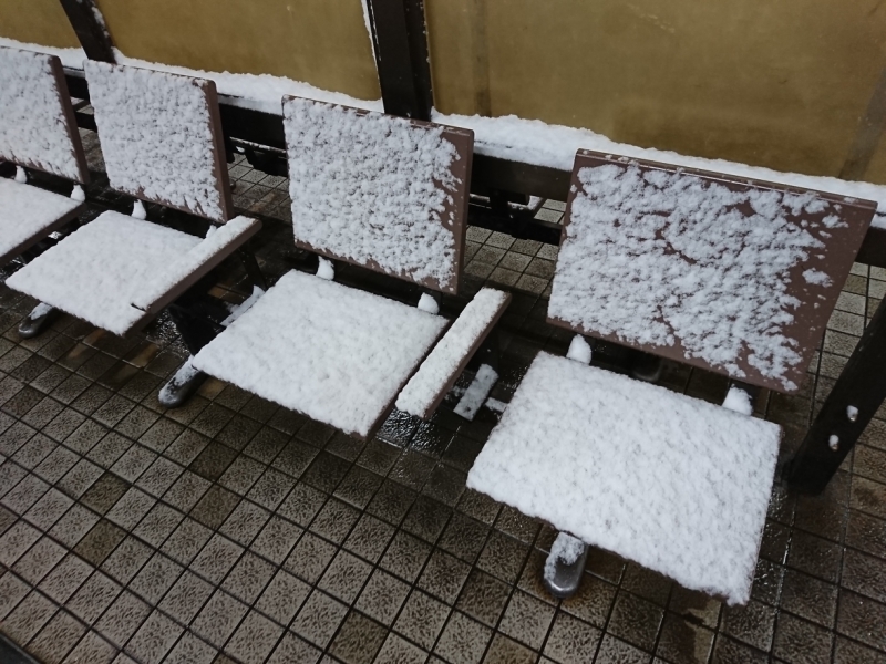 前述の自販機隣のベンチに積雪。長い時間誰も座っていないようだ