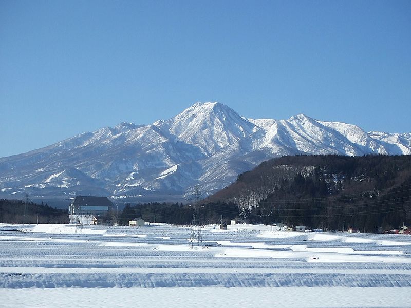 妙高山の全容（出典：Wikimedia Commons）