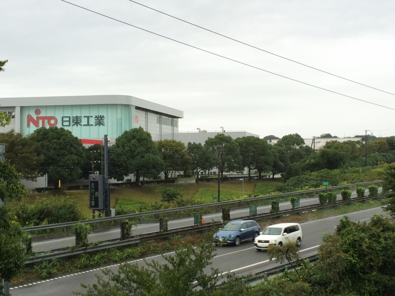 駐車場からは東名高速道路が見えます。