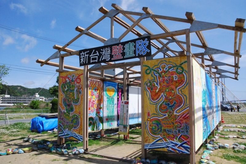移設可能な屋外展示施設「白屋」。石巻市の中瀬にて（2013年夏）