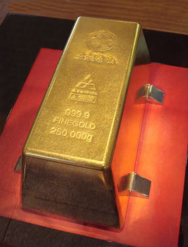 静岡県伊豆市にある土肥金山の250kgの金の延棒 Author:PHGCOM