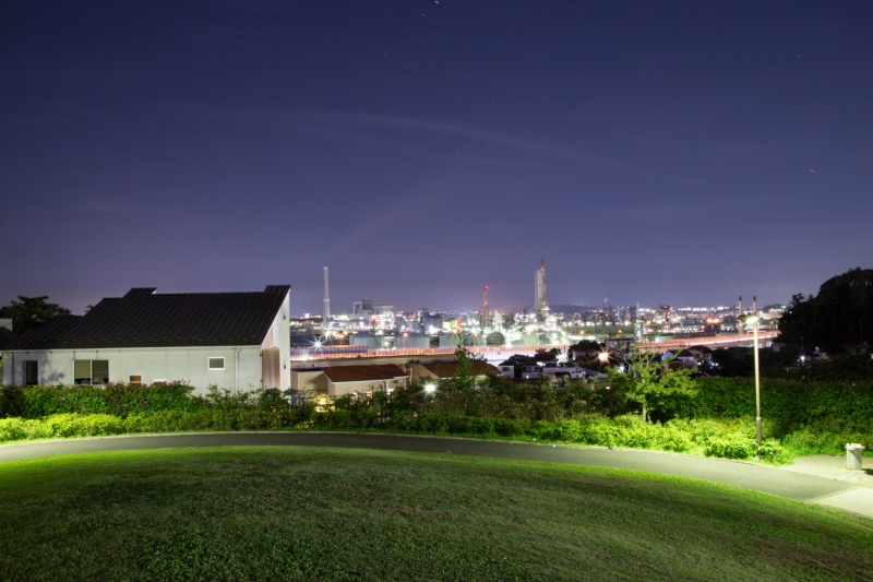 小高い丘の上から工場夜景を眺めることができます