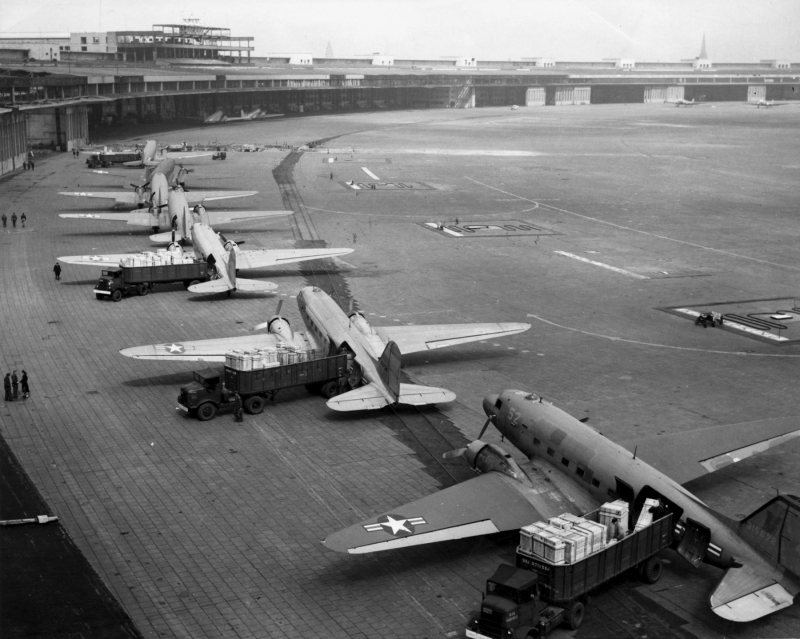 「ベルリン大空輸」でテンペルホーフ空港で物資を降ろすC-47輸送機