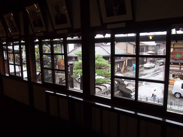 2階展示室。窓からは高山の「古い町並み」が見える
