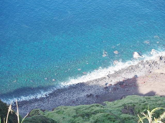 神子の浦。三宝港ができる前はこの浜が港になっていたという。浜への道は途中、崩落しているために降りることはできない