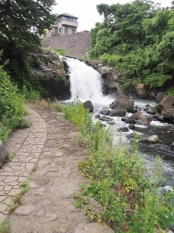 川沿いに遊歩道があり、滝つぼ近くまでいくことできる。