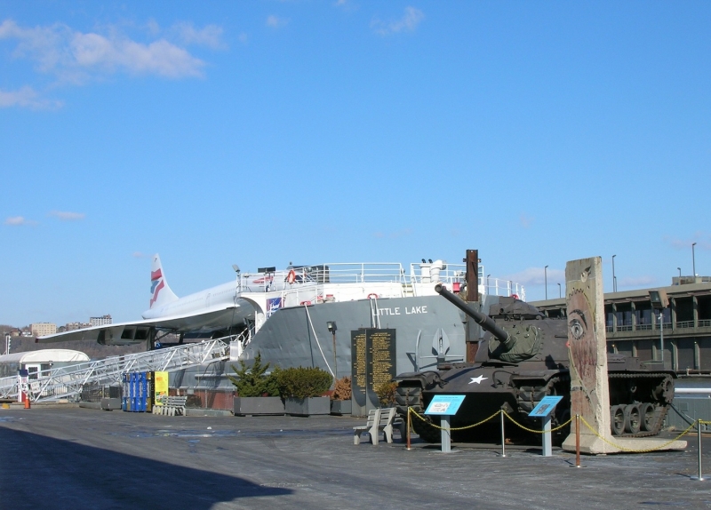 空母北側の埠頭です。手前にパットン戦車。後ろには超音速旅客機コンコルド。コンコルドはこの後、空母の飛行甲板に載せられたり下ろされたりと何度も移動（2006年3月撮影）
