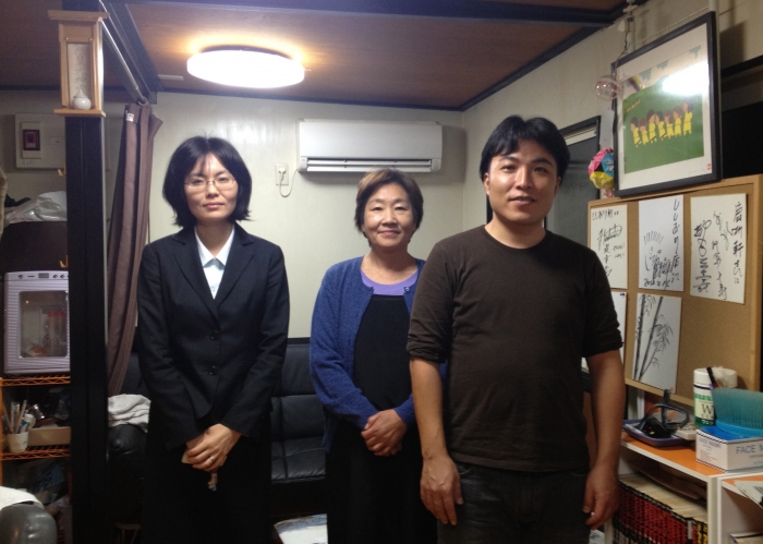 右から小野寺光男さん、お母さんのみつさん、奥さんの科絵（しなえ）さん。閉店間際の店内で