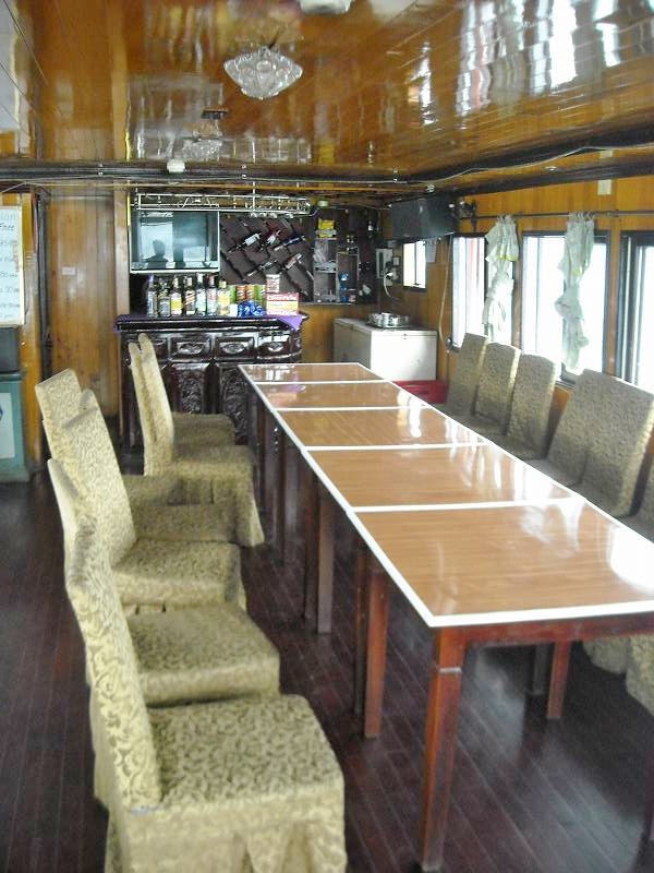 船内の食堂