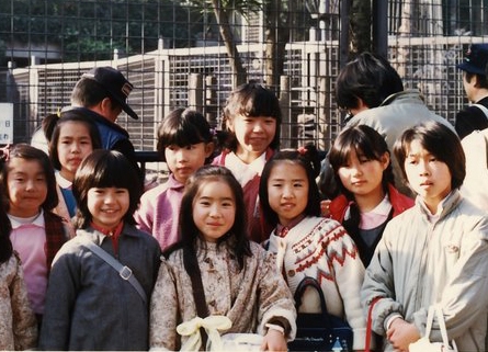 前列右から4番目が内田さん、小学4年生の頃。