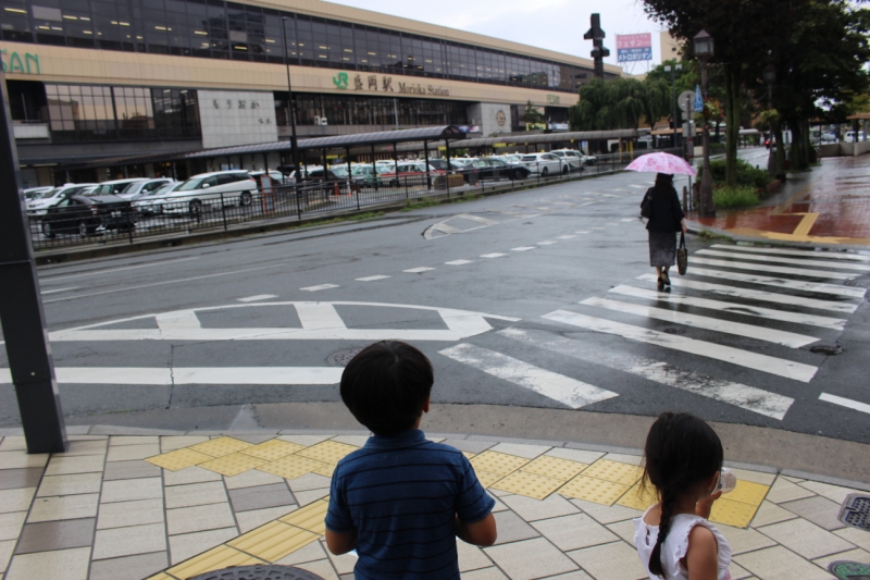 子供達にとっては初めての盛岡駅。去年訪れた熊本駅にも近いんだよ、と息子が妹に誤った情報を教えていました。