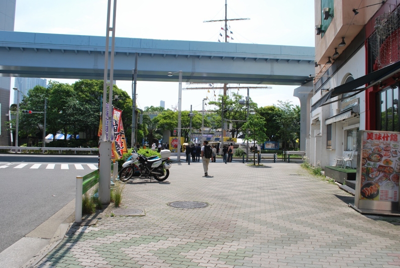 浜松町駅から竹芝桟橋へ。高速道路の下を抜けてすぐ