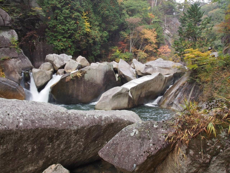 夢の松島から仙娥滝に行く途中にも、大きな岩が点在しています。