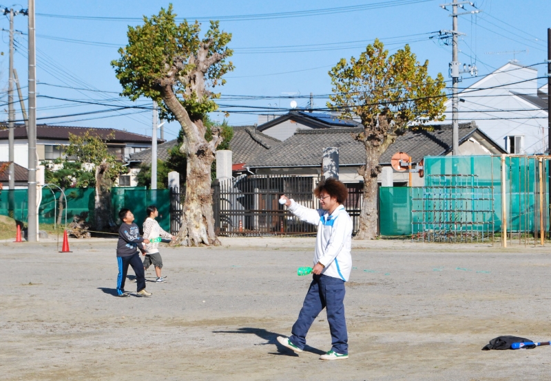 石井さんは仮設商店街の、そして町の人気者。小学生の下校時には、子供たちとキャッチボールも