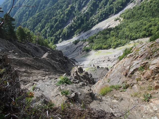 悪沢岳山頂へ行く途中に、崩壊した山腹の上から撮影。ごっそりと広範囲にわたって崩れている