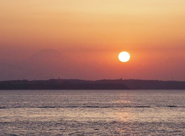 夕日。その左側には富士山