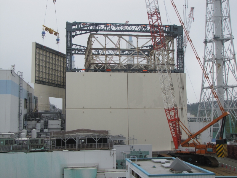 1号機原子炉建屋カバー設置状況 （東京電力 | 2011年9月15日撮影）カバーの中に骨組みだけになった建屋上部が見える。