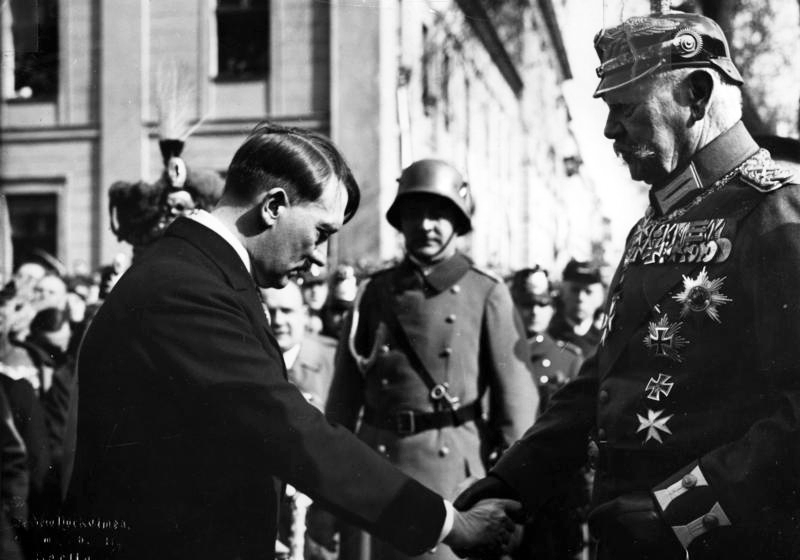 1933年3月21日、ポツダムでの国会開会式。ヒトラー首相と握手するヒンデンブルク大統領