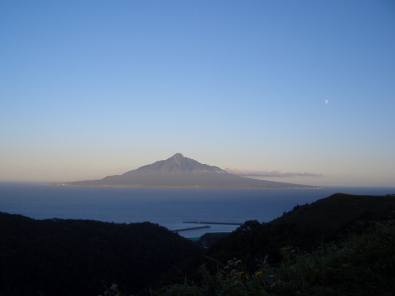 礼文島から見る利尻島。隣り合っているが、地質は根本的に違う
