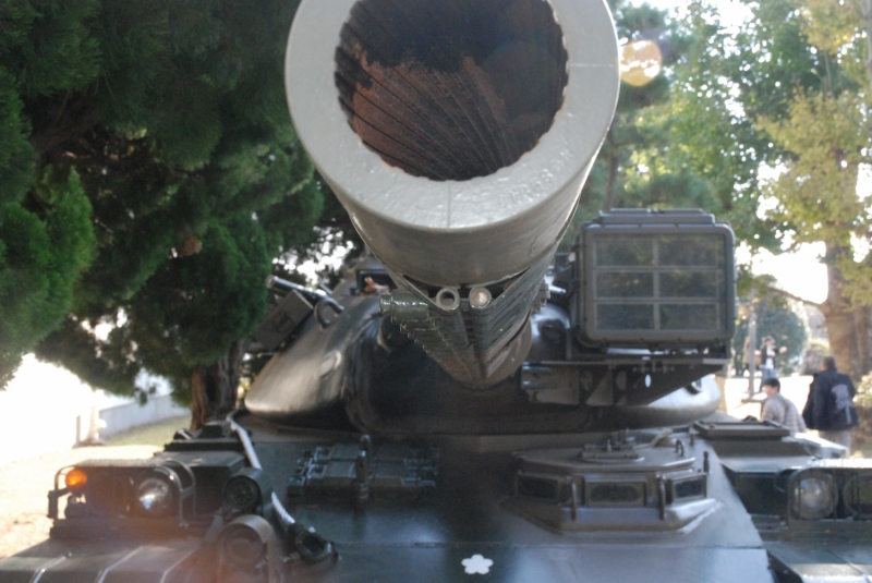防衛大学校に展示されている74式戦車。もちろん展示車両だから、砲口から覗くライフリング（線条）は錆びついている（2013年11月の防衛大学校開港記念祭にて）