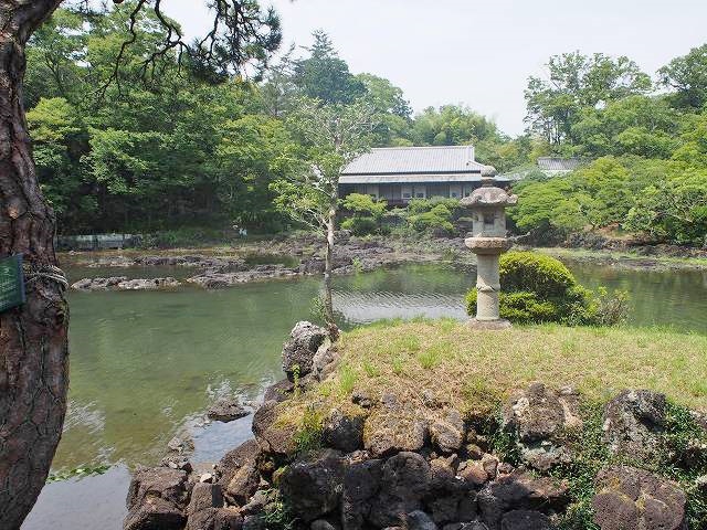 楽寿館と小浜池。2015年7月下旬撮影