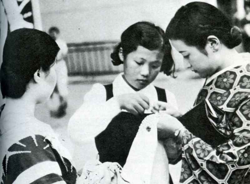 Women stitching Senninbari for men going to the front in China, Second Sino-Japanese War 1937年 毎日新聞社