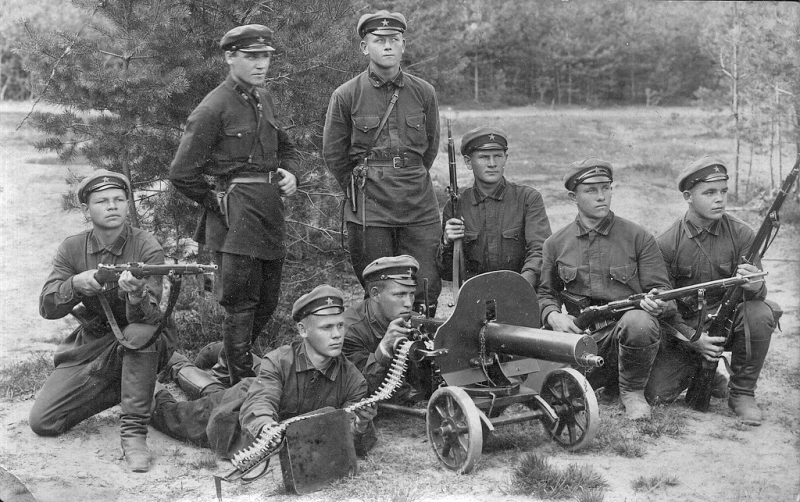赤軍兵士とマキシム機関銃。第一次大戦後1920年代後期から30年代前期の写真