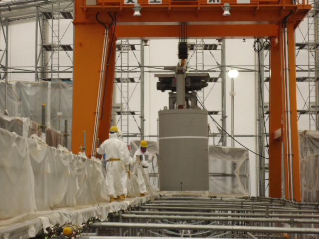 多核種除去設備高性能容器（HIC）の交換風景（多核種除去設備エリア） 撮影：平成25年4月10日（東京電力のHPより）