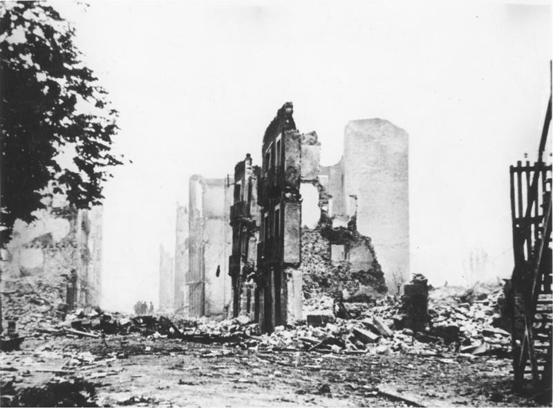 wikipediaより「廃墟と化したゲルニカ (1937年)」