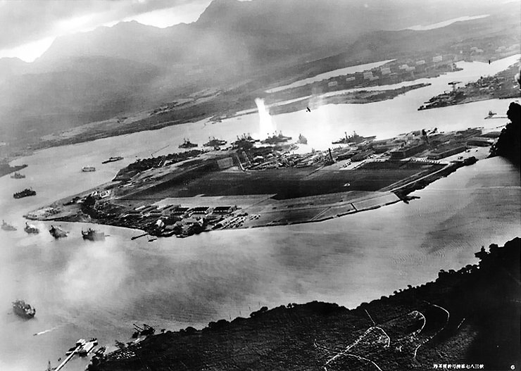 魚雷攻撃を受けるアメリカ戦艦群、日本軍機から撮影