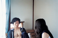 『人妻・瑠璃子に恋する春夫。しなやかな肢体に注目！』 (C)2009「スイートリトルライズ」製作委員会