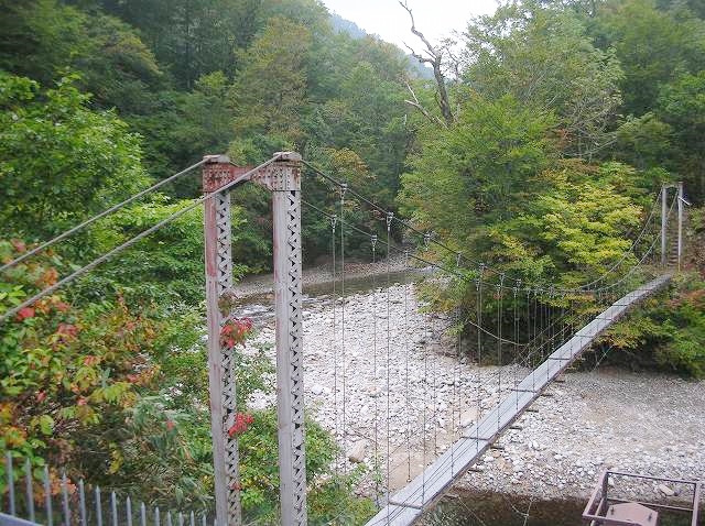 朝日鉱泉登山口付近にある吊り橋