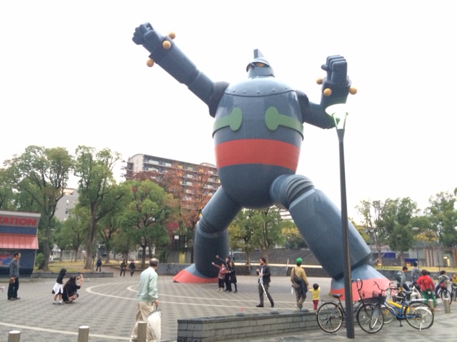 新長田駅ちかく、若松公園の「鉄人28号」。彼が闘っている相手は誰なのでしょう？
