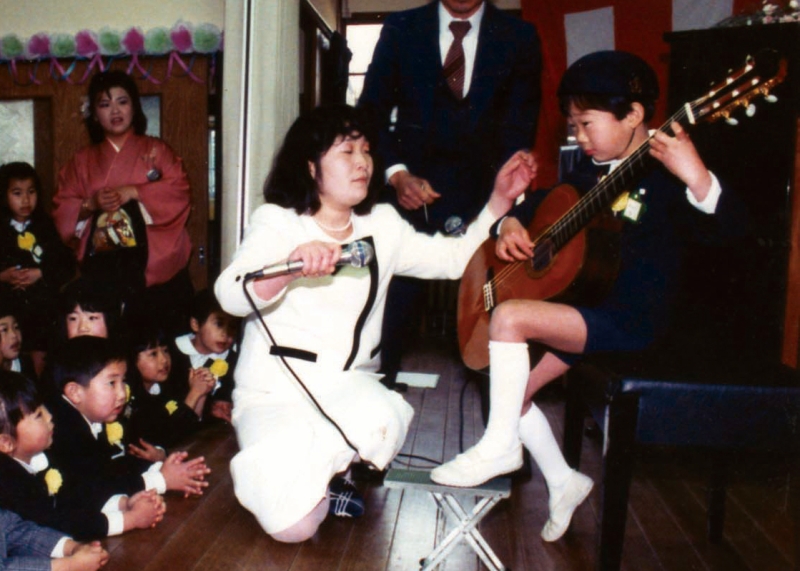 幼稚園の卒園式でギター演奏を披露し、児童たちの羨望を集めた。