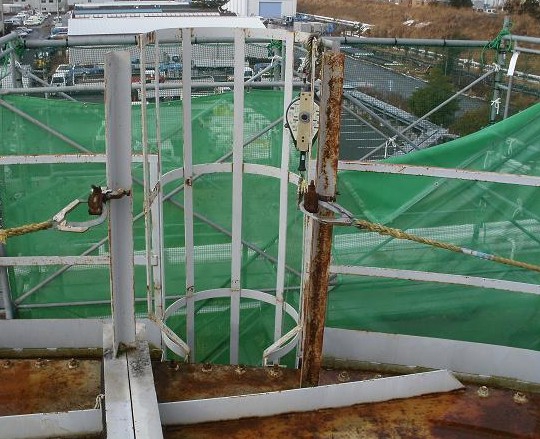１～３号機処理水バッファタンク堰屋根設置工事梯子（上部）落下防止before
