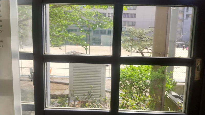 館内の窓は現在の広島市立袋町小学校の校庭に面しています