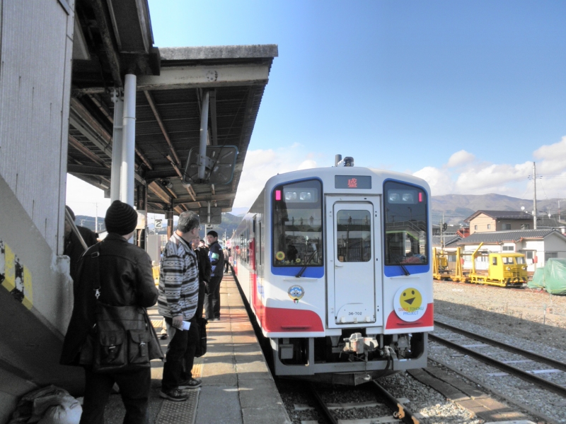 南リアス線再開の日、釜石駅から盛駅に到着した702号車。「SMILE TOHOKU PROJECT」のプレートが光る！（2014年4月5日）