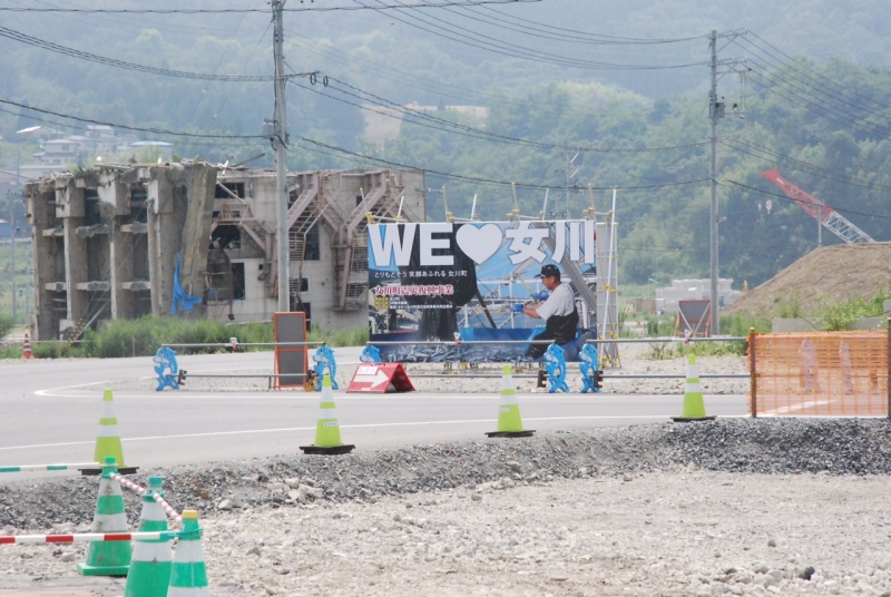 かさ上げ工事が本格化し、国道が付け替えられた夏の江島共済会館（2013年8月）