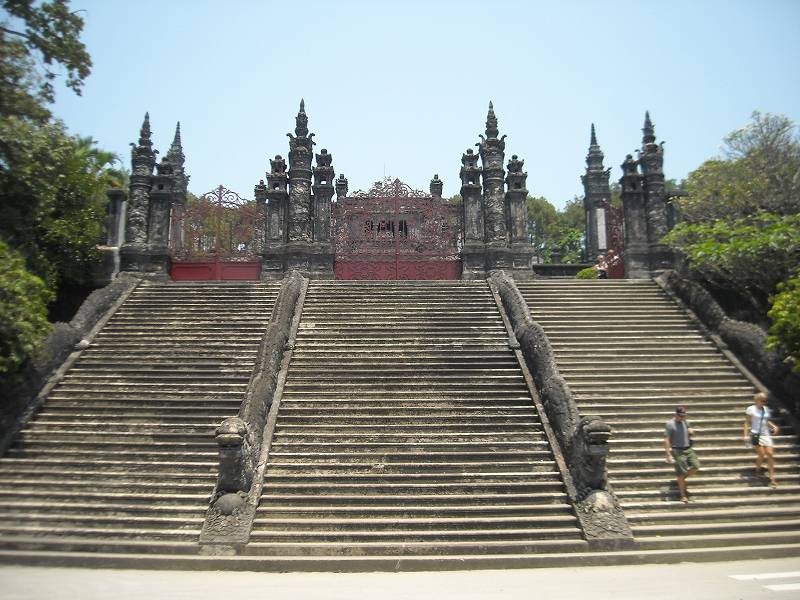 帝廟の入口。階段の上が1段目のスペース
