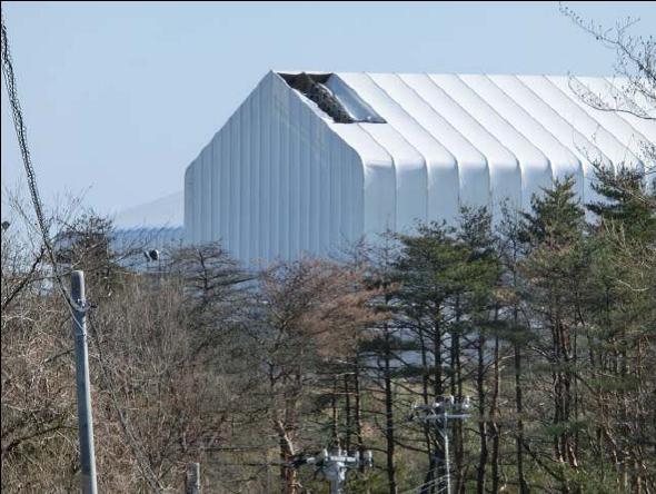 破損状況「福島第一原子力発電所構内瓦礫一時保管エリアA1におけるテントの屋根の一部破損について」