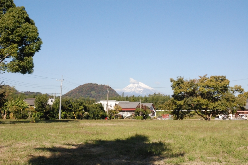 北条政子の「産湯の井戸」の前から見た富士山。手前で富士山を遮っているのは標高200mほどの大嵐山。